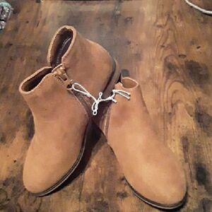 NWOT Cat & Jack Tan Suede Girls Sz 6 Low Heel Zip Up Ankle Boot